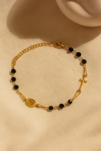 SREBRNA POZŁACANA BRANSOLETKA Z CZARNYMI KAMIENIAMI NATURALNYMI, KRZYŻYKIEM I MEDALIKIEM 925 585 – 1,6MM